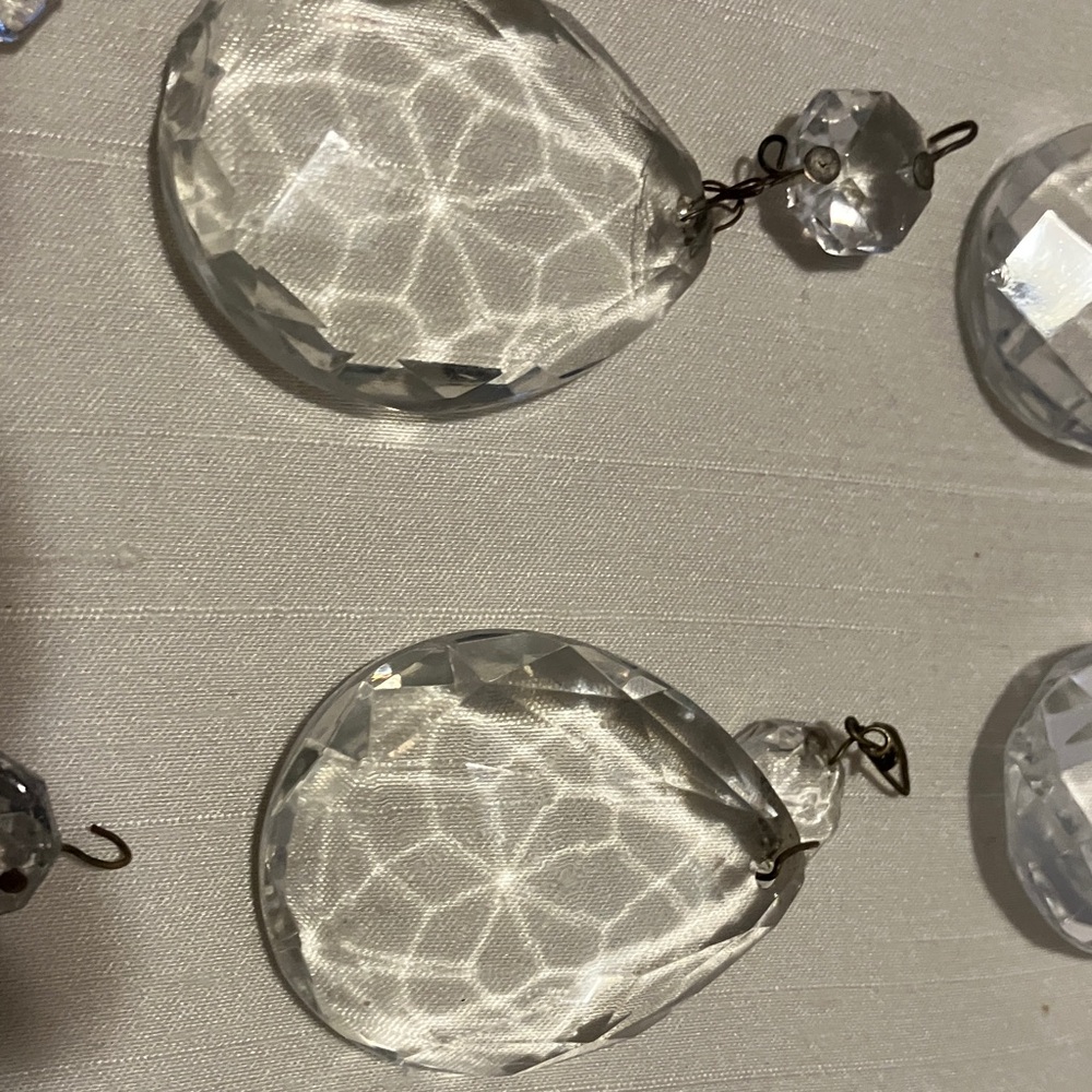Set of 12. Vintage glass crystals 1.5” with hangers from older chandelier no - Picture 5 of 9
